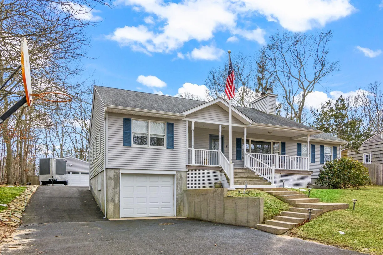 The Hamptons Real Estate | View 8 Rolling Woods Lane | 3 Beds, 2 Baths