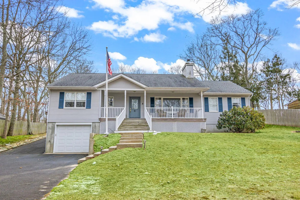 The Hamptons Real Estate | View 8 Rolling Woods Lane | Listing