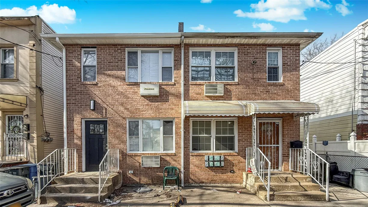 New York City Real Estate | View 9 Holmes Lane | 6 Beds, 5 Baths