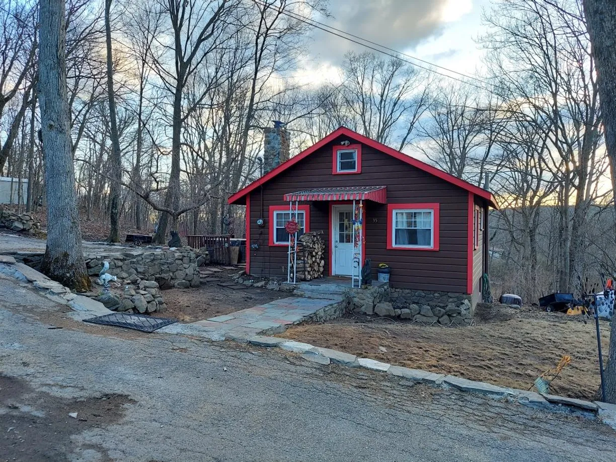 Rockland/Orange/NJ Real Estate | View 35 Cooper Rd | 2 Beds, 1 Bath