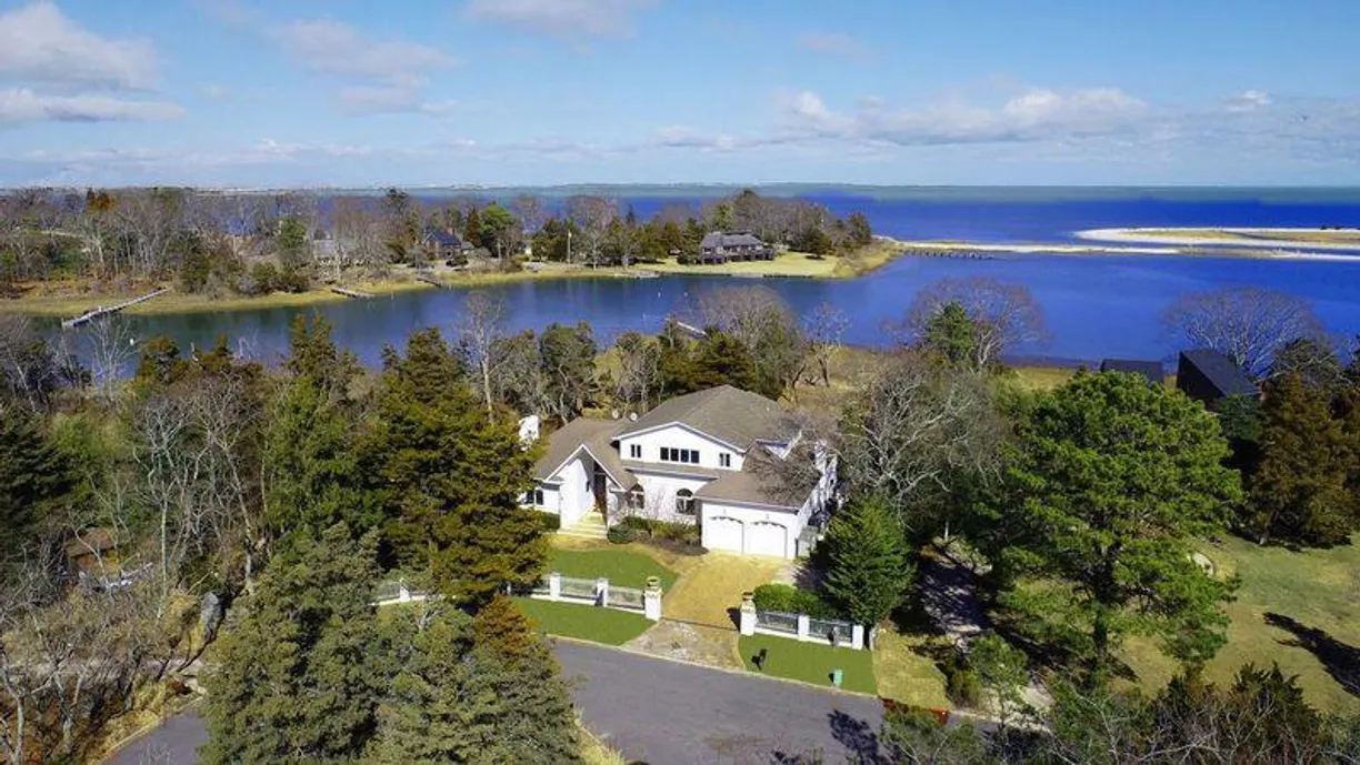 The Hamptons Real Estate | View 16 Duckwood Lane | 6 Beds, 6 Baths
