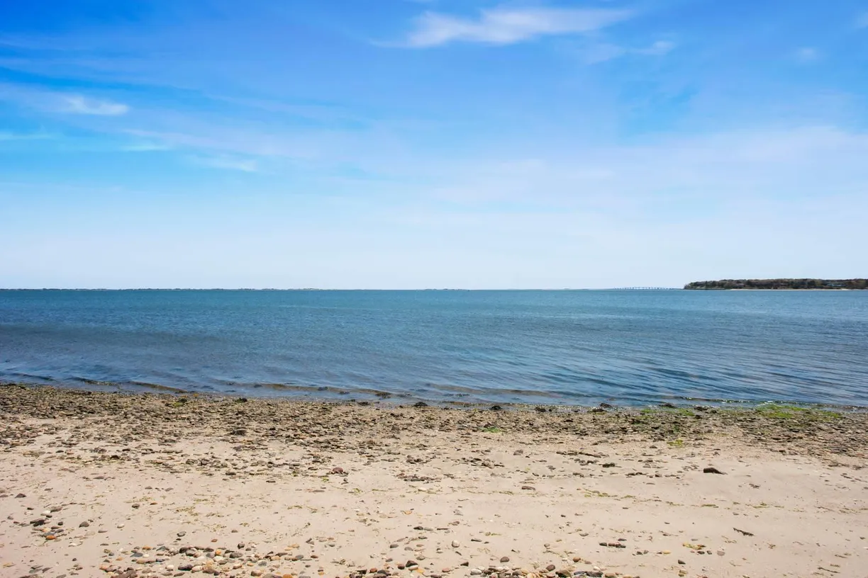 The Hamptons Real Estate | View 5 High Road | Listing
