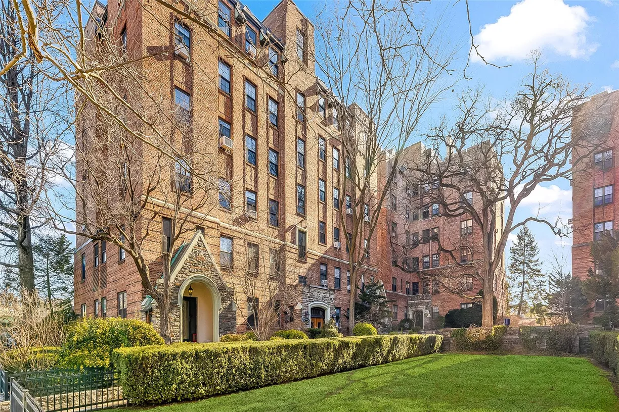 Westchester Real Estate | View 840 Bronx River Road, 4B | 1 Bed, 1 Bath