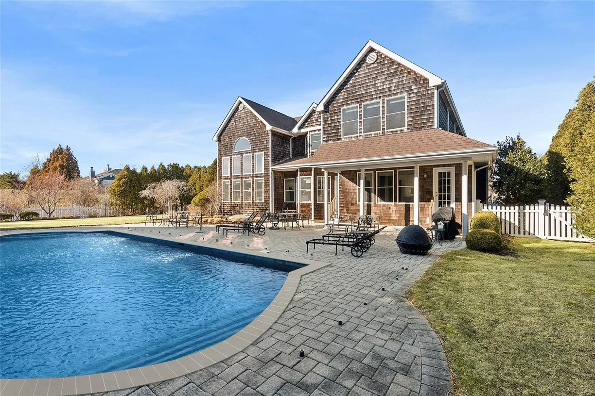 The Hamptons Real Estate | View 1 Seasons Lane | 5 Beds, 5 Baths