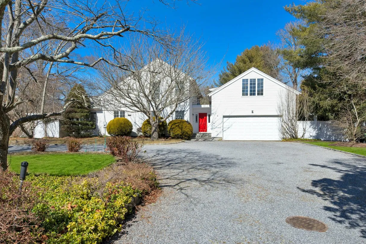 The Hamptons Real Estate | View 94 S Country Road | 5 Beds, 4 Baths