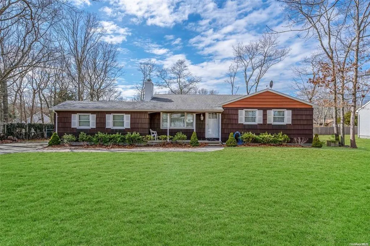 The Hamptons Real Estate | View 168 W Tiana Road | 3 Beds, 2 Baths