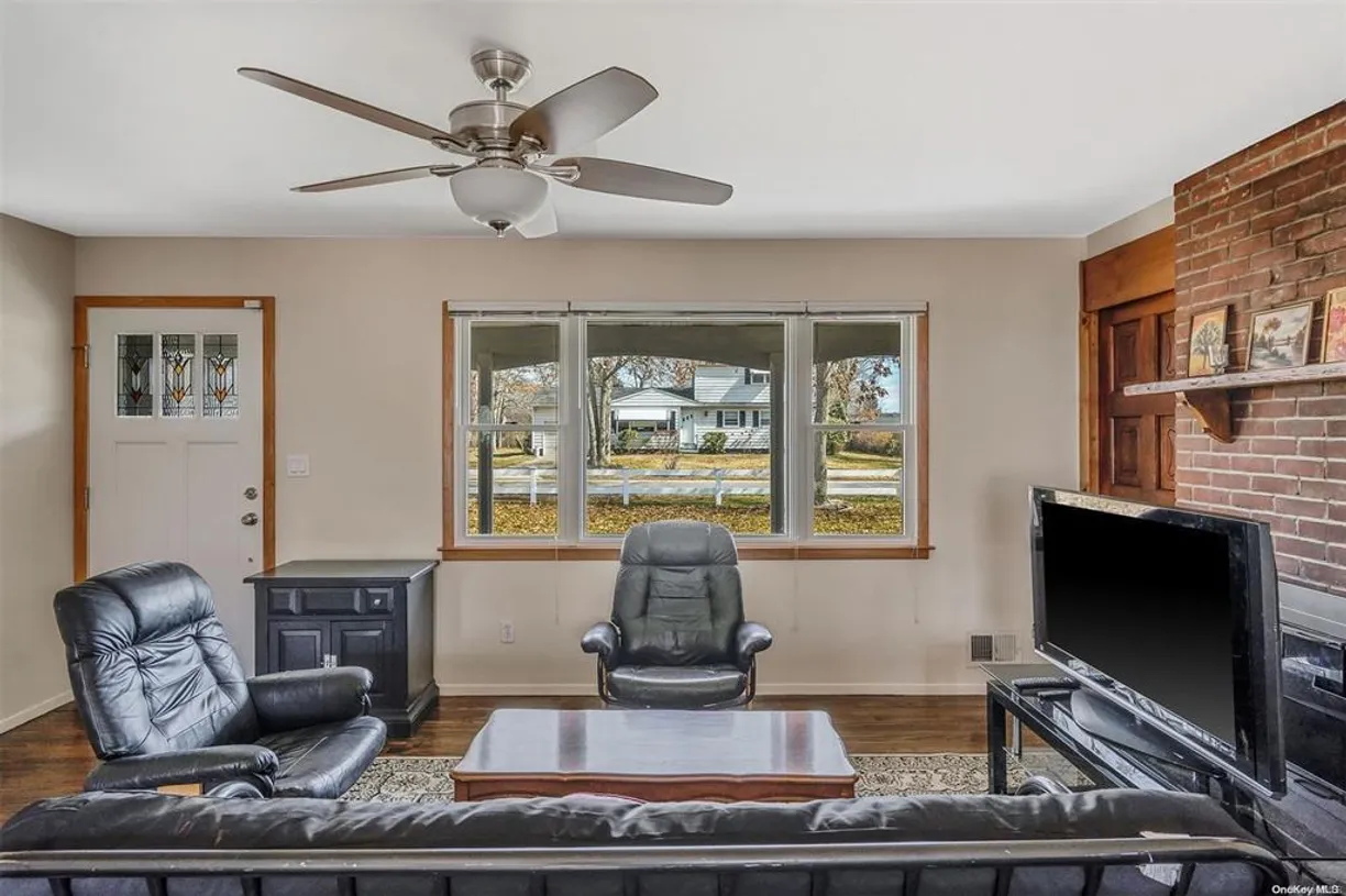 The Hamptons Real Estate | View 168 W Tiana Road | Listing
