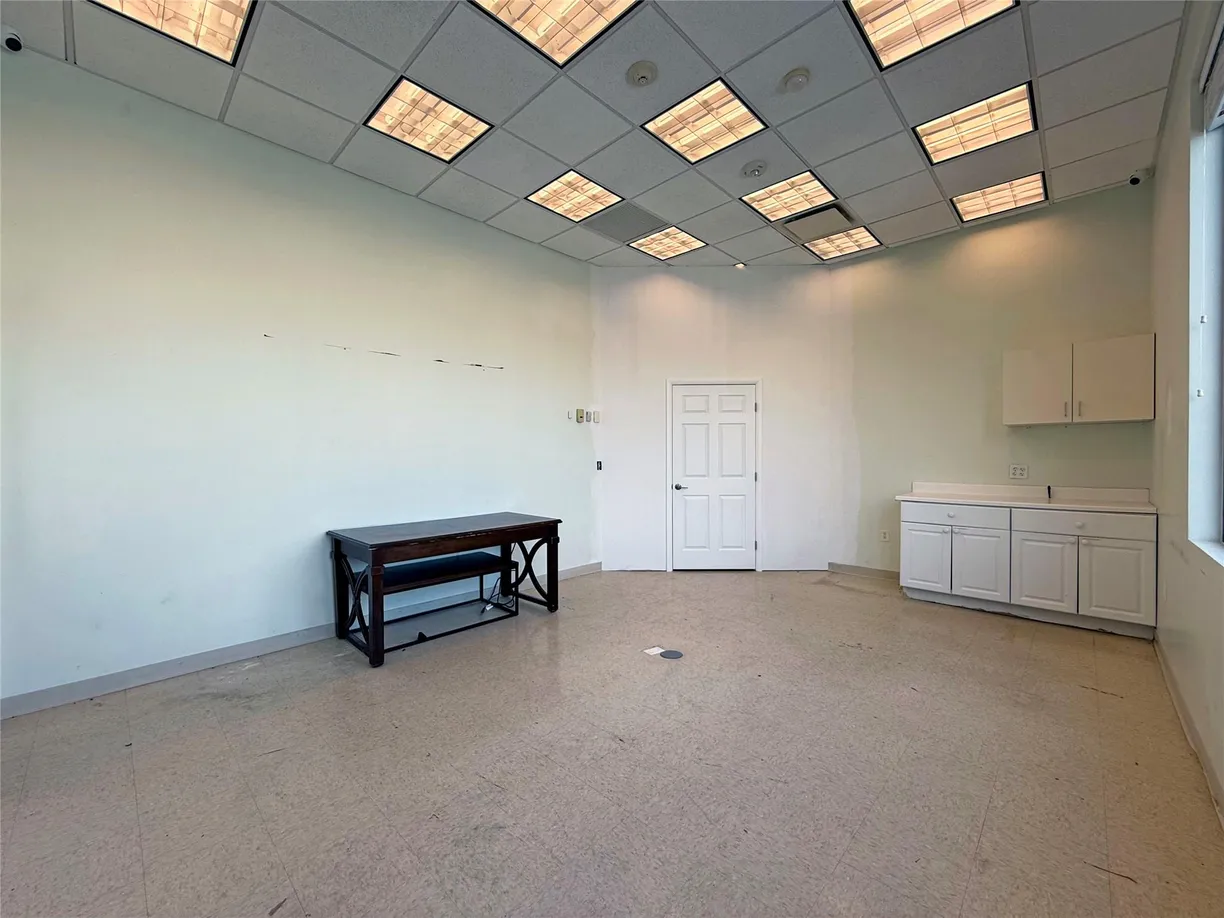 The Hamptons Real Estate | View 15 Frowein Road, A-3 | Listing