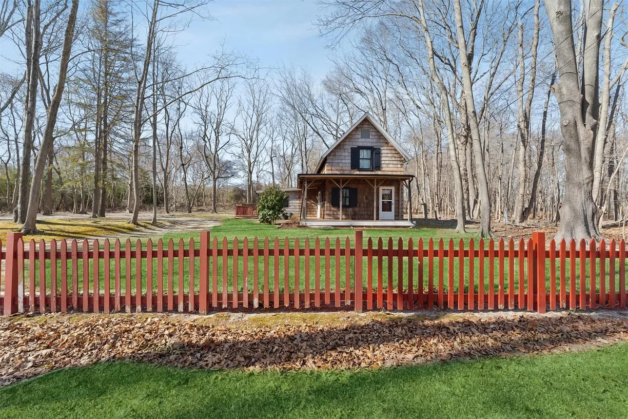 The Hamptons Real Estate | View 20 Hildreth Street | 3 Beds, 1 Bath