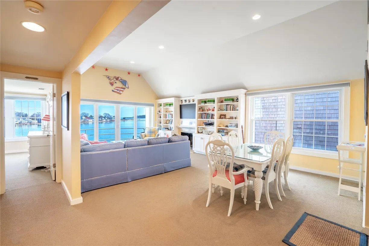 The Hamptons Real Estate | View 36 Stirling, B | Listing
