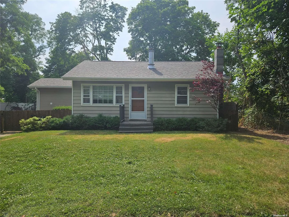 The Hamptons Real Estate | View 475 Wood Lane | 2 Beds, 1 Bath