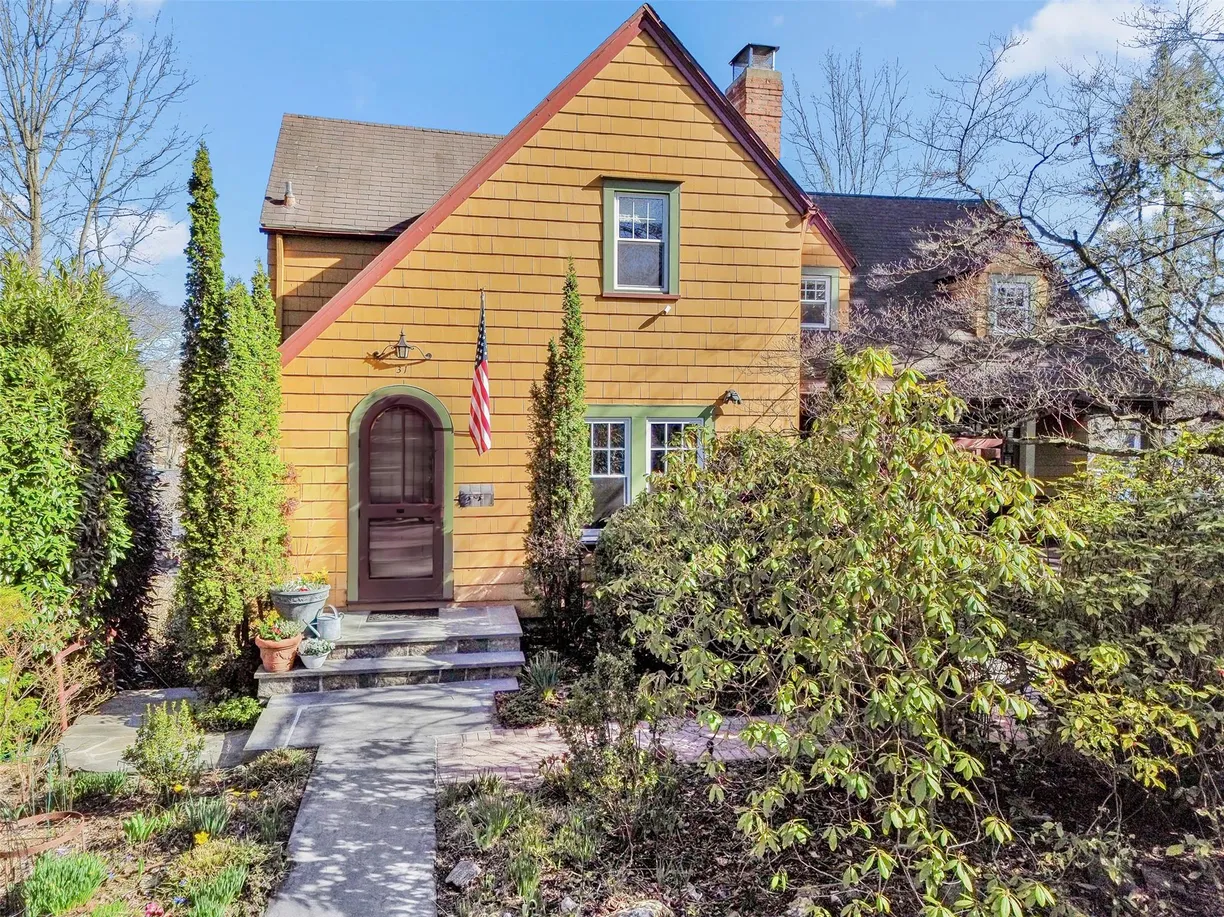 Westchester Real Estate | View 31 Edgewood Avenue | 4 Beds, 2 Baths