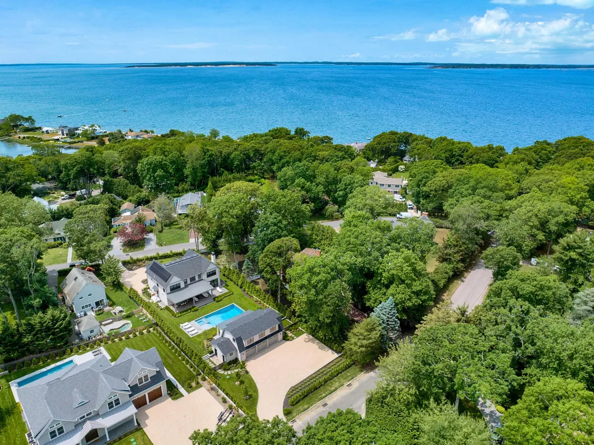 The Hamptons Real Estate | View 18 Bay View N Road | 6 Beds, 7 Baths