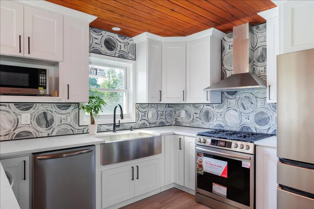 The Hamptons Real Estate | View 3715 Hortons Lane | Listing