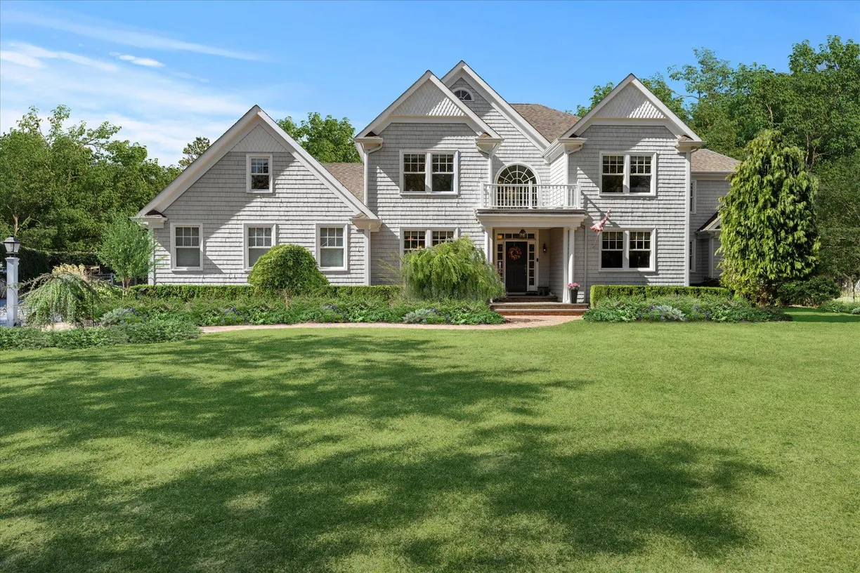 The Hamptons Real Estate | View 8 Cedarfield Lane | 5 Beds, 4 Baths