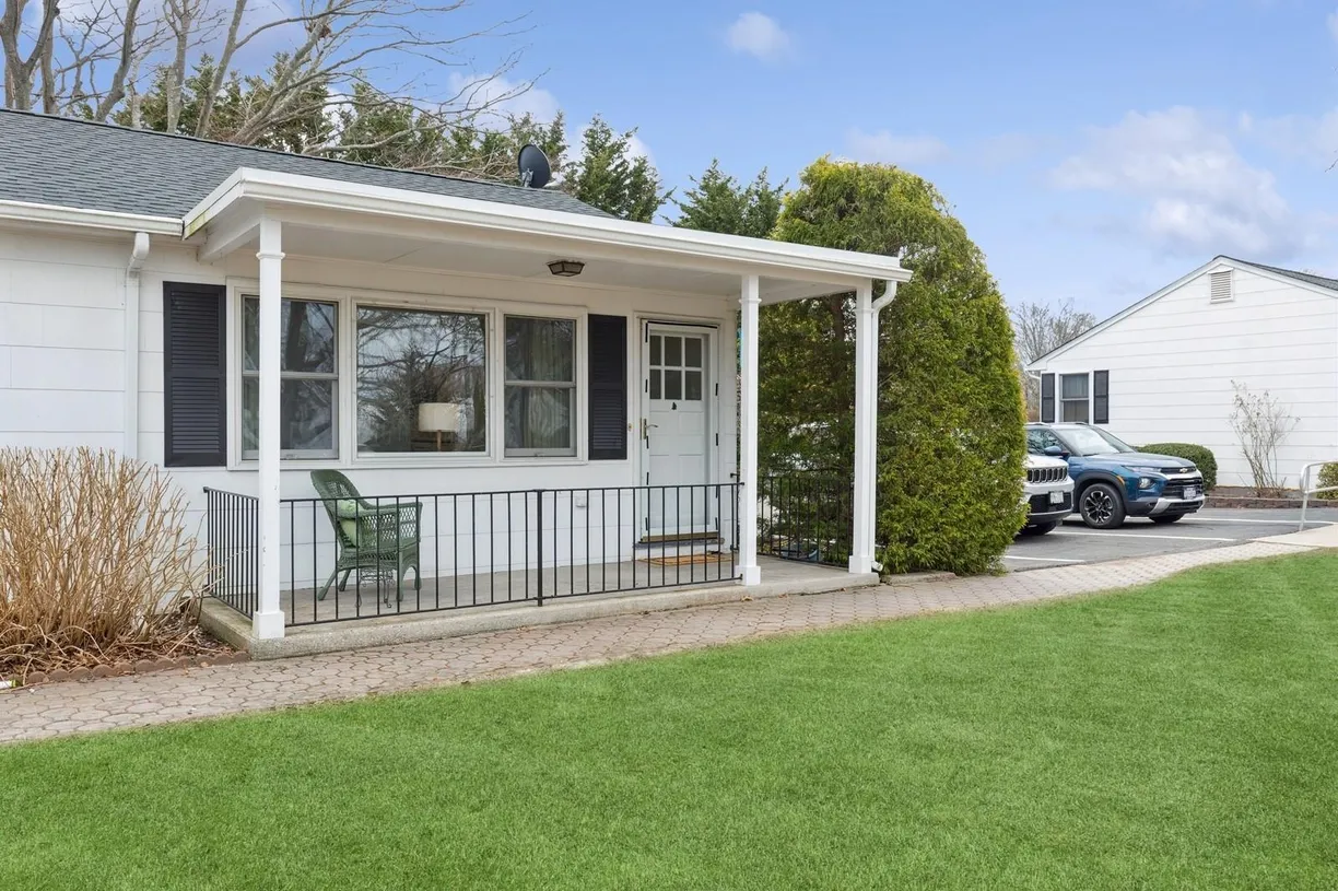 The Hamptons Real Estate | View 55075 Main Road, 1 | 2 Beds, 1 Bath