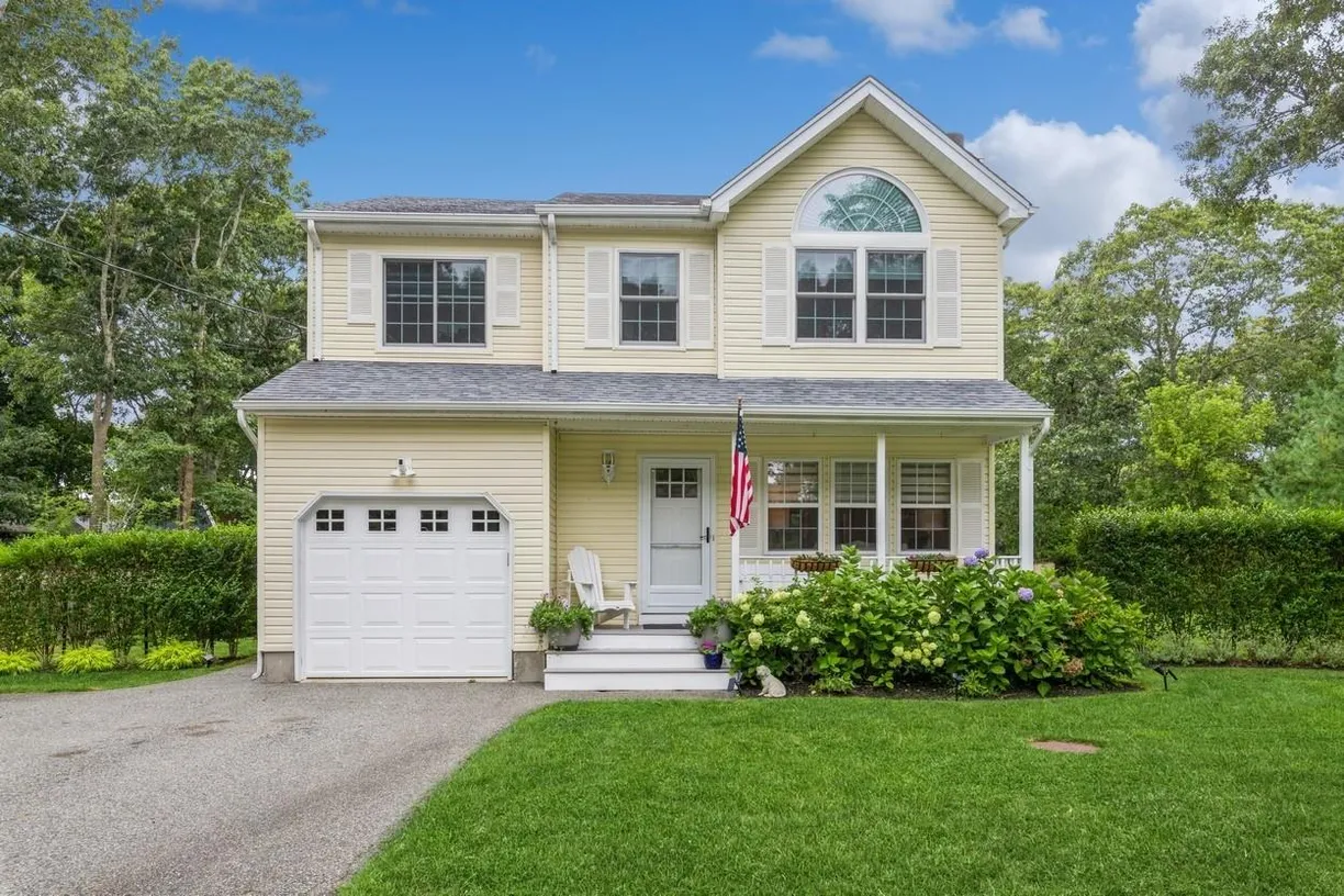 The Hamptons Real Estate | View 1 Re Court | Listing