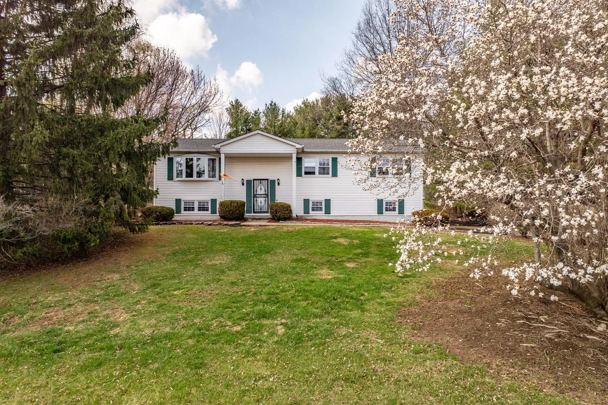 Rockland/Orange/NJ Real Estate | View 10 Longview Lane | 4 Beds, 3 Baths