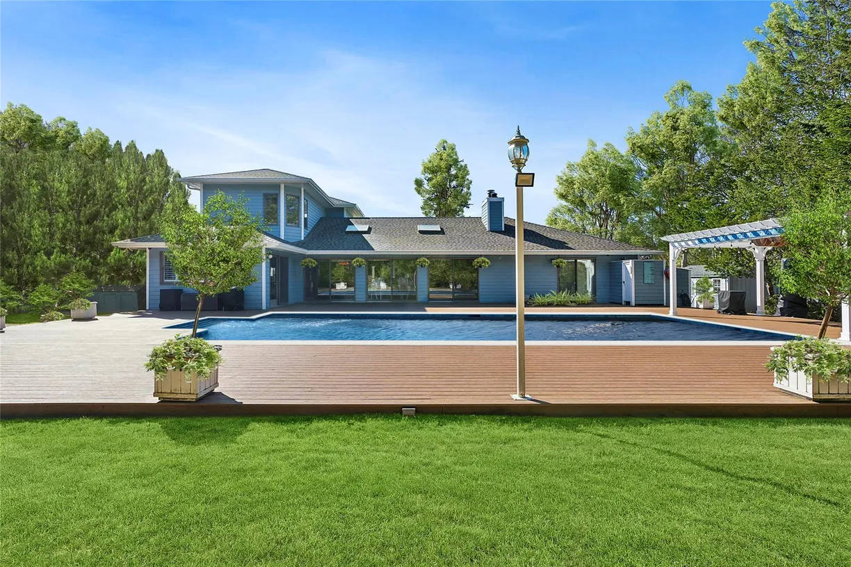 The Hamptons Real Estate | View 30 S Country Road | 4 Beds, 5 Baths