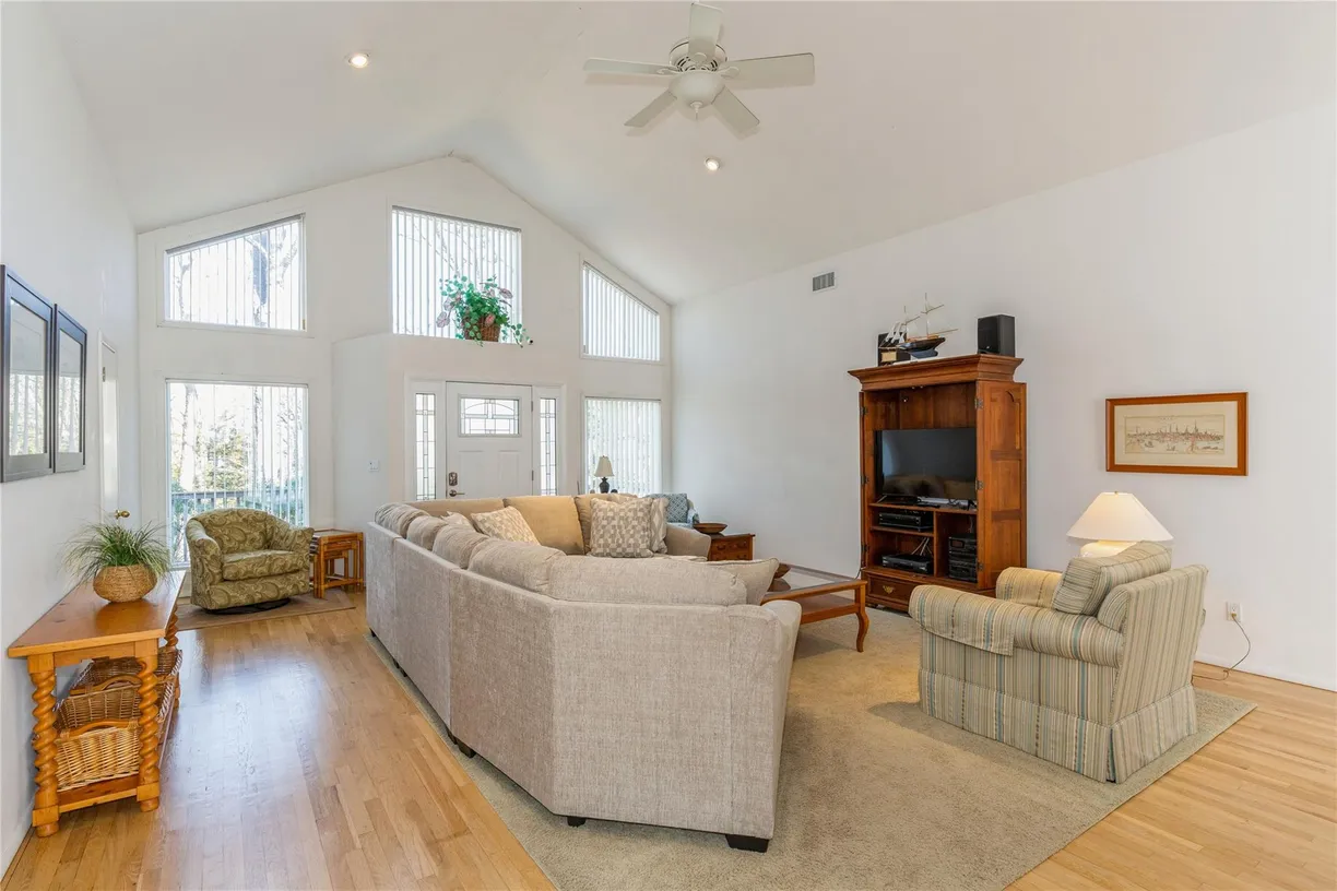 The Hamptons Real Estate | View 7 Clay Pit Road | Listing
