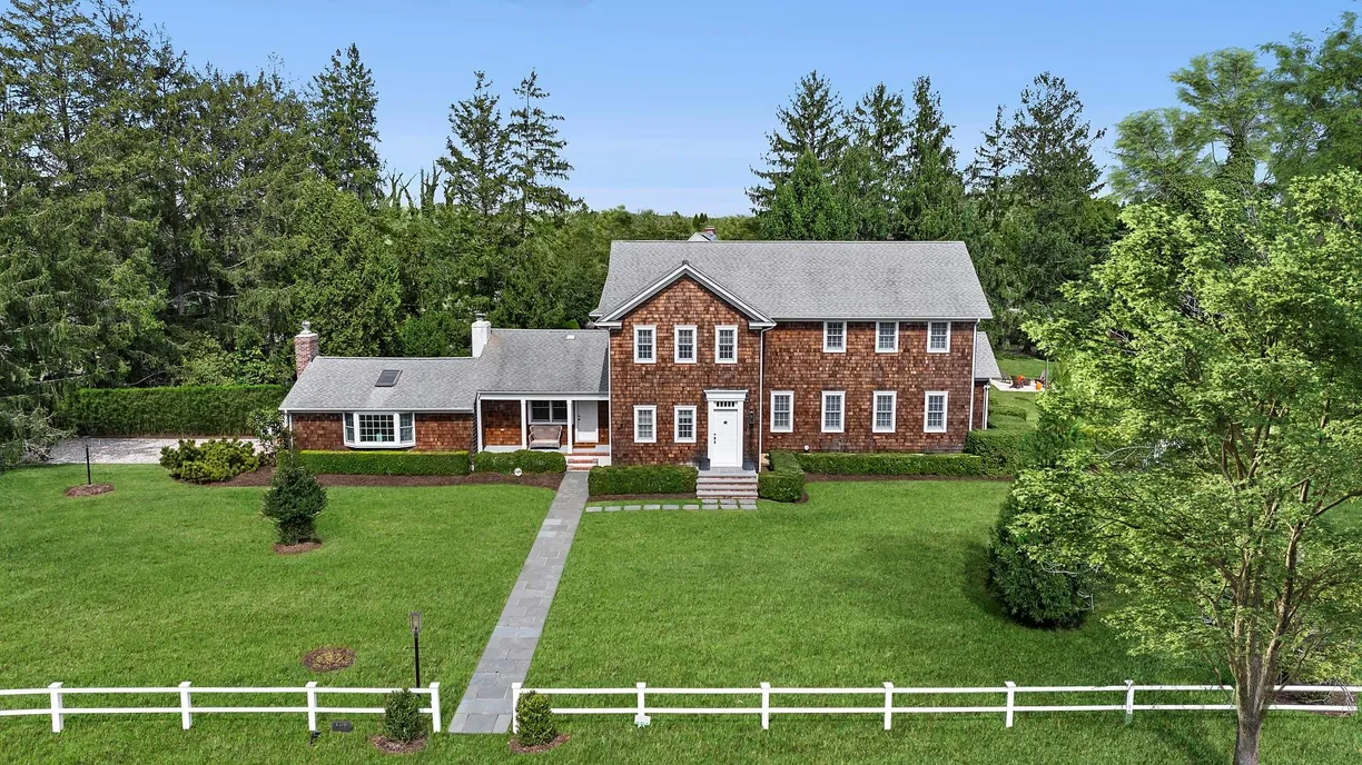 The Hamptons Real Estate | View 108 S Country Road | 4 Beds, 5 Baths