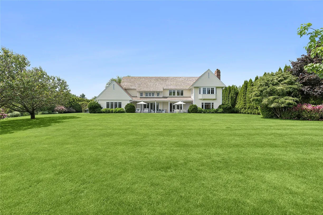 The Hamptons Real Estate | View 48 Cobblefield Lane | 6 Beds, 4 Baths