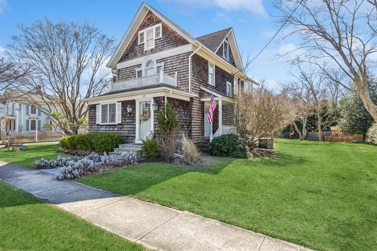 The Hamptons Real Estate | View 295 Beckwith Avenue | Listing