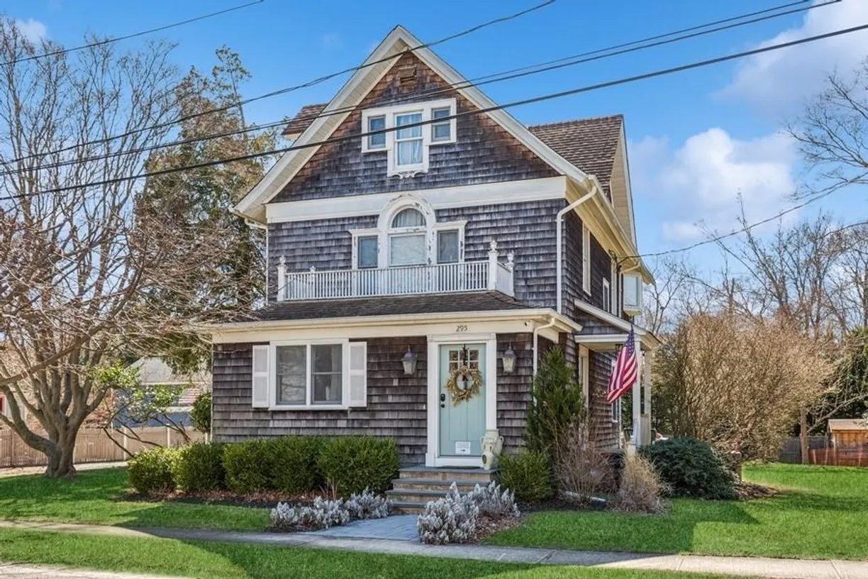 The Hamptons Real Estate | View 295 Beckwith Avenue | 3 Beds, 2 Baths