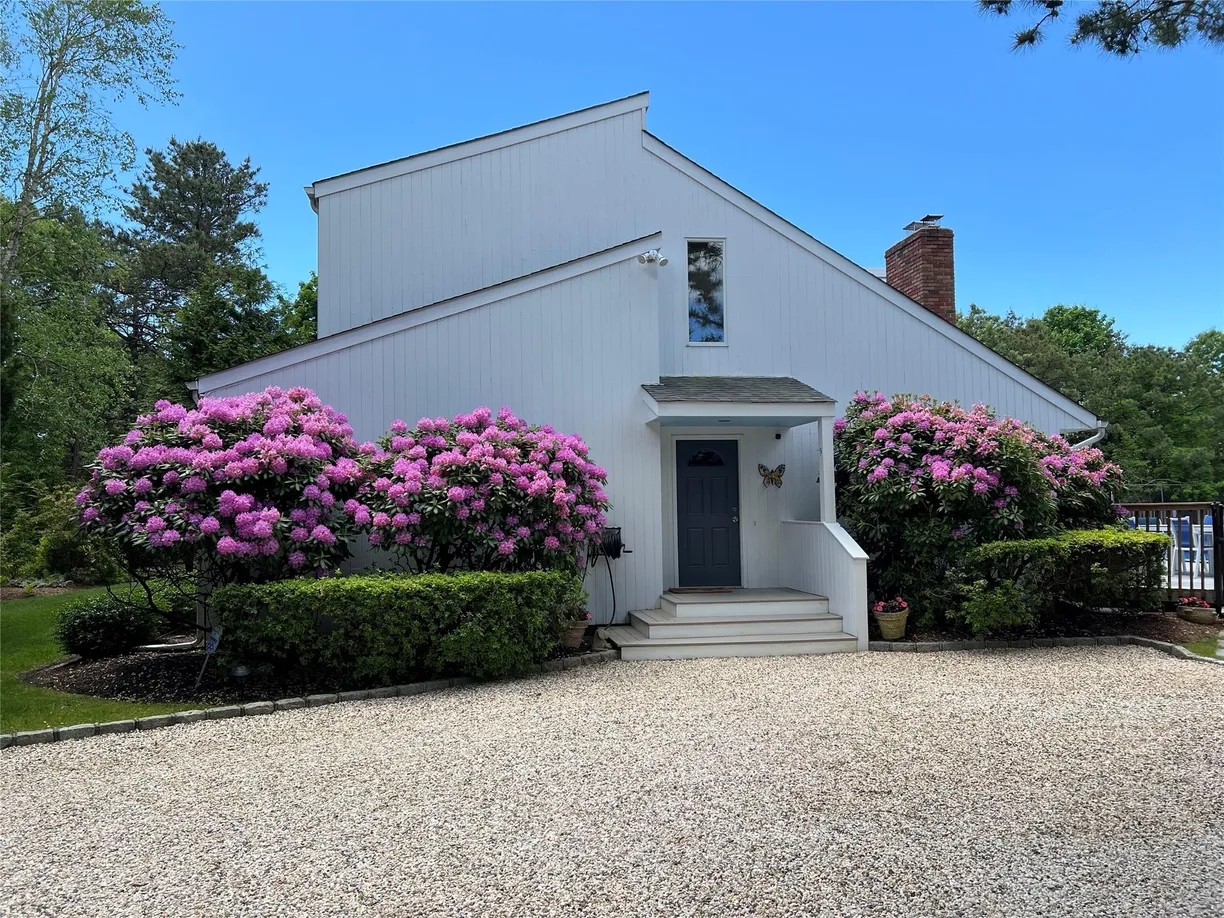The Hamptons Real Estate | View 9 Cedarfield Lane | 4 Beds, 4 Baths