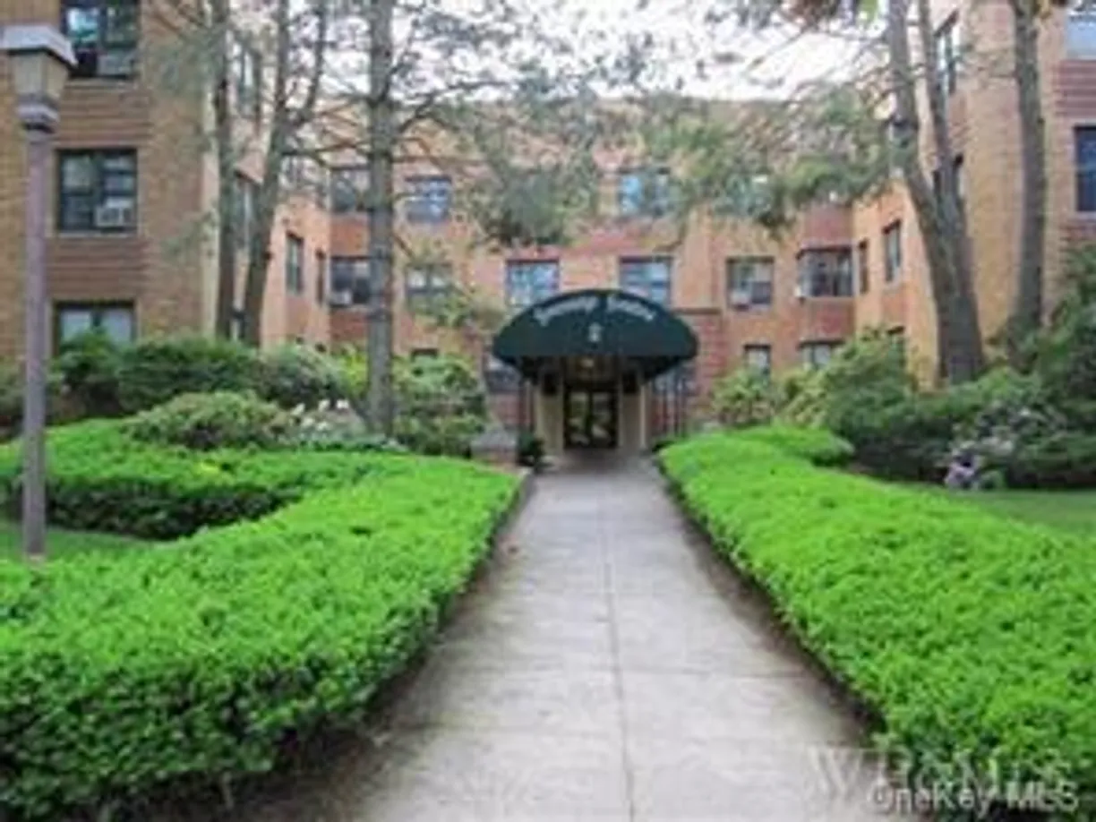 Westchester Real Estate | View 2 Greenridge Avenue, 2E | 2 Beds, 1 Bath