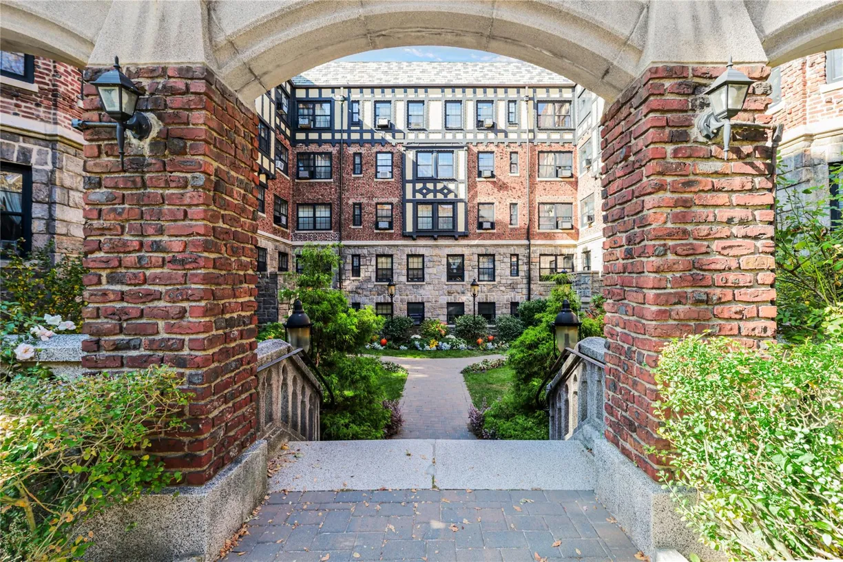 Westchester Real Estate | View 295 North Broadway, 29 | 2 Beds, 1 Bath