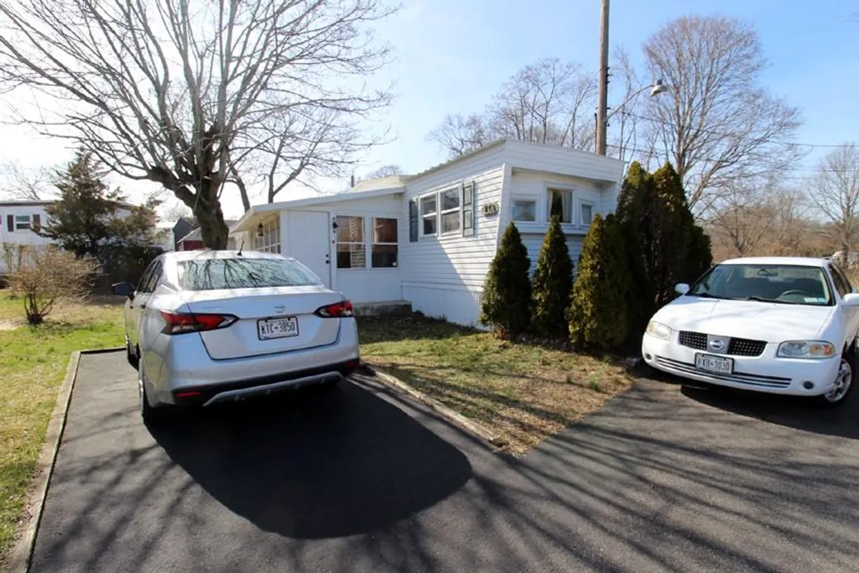 The Hamptons Real Estate | View 13A Johns Lane | 2 Beds, 1 Bath