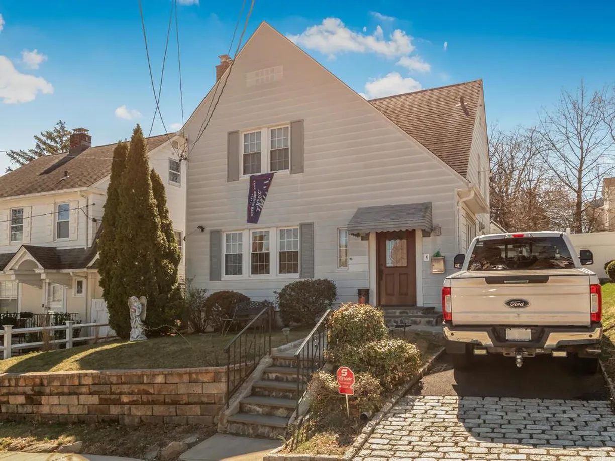 Westchester Real Estate | View 34 Kinross Place | 4 Beds, 1 Bath