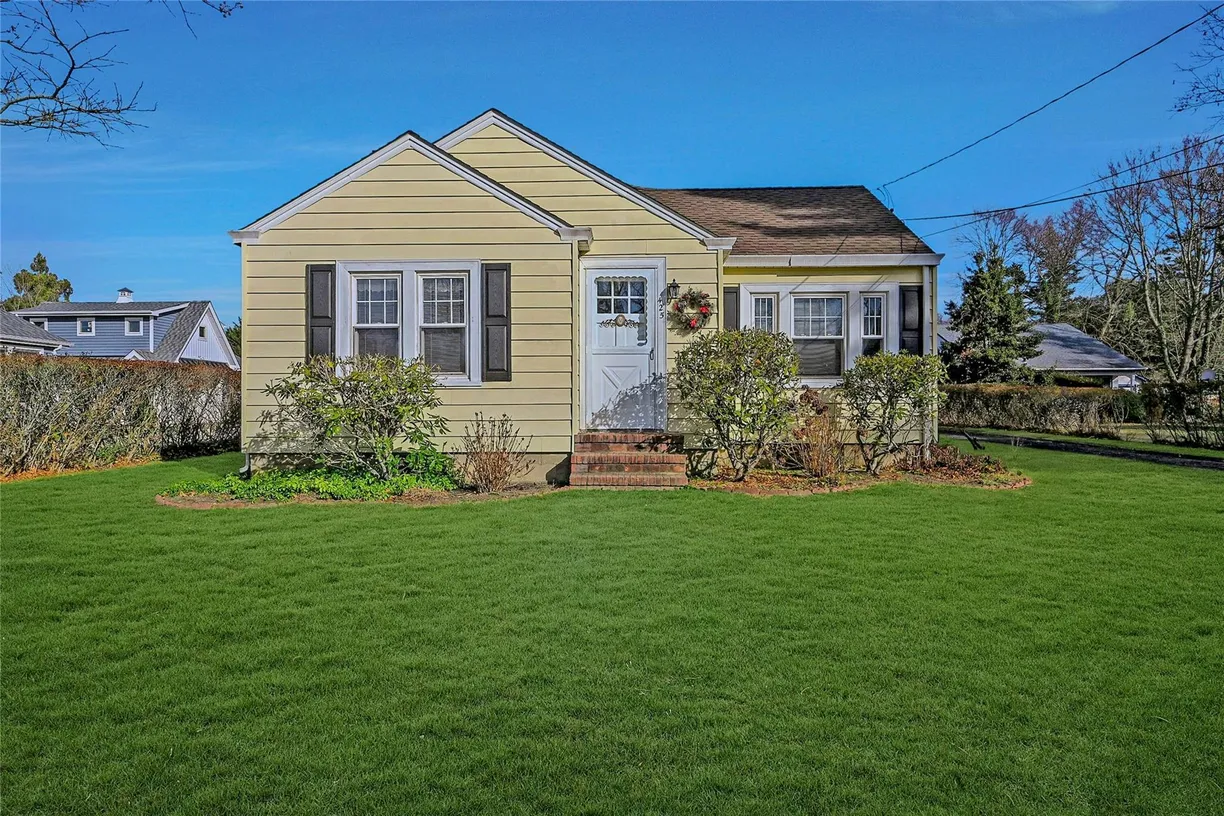 The Hamptons Real Estate | View 425 Old Shipyard Lane | 3 Beds, 1 Bath