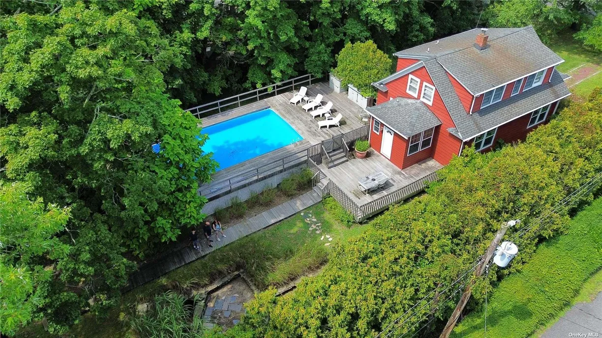 The Hamptons Real Estate | View 30 Vail Avenue | 3 Beds, 2 Baths