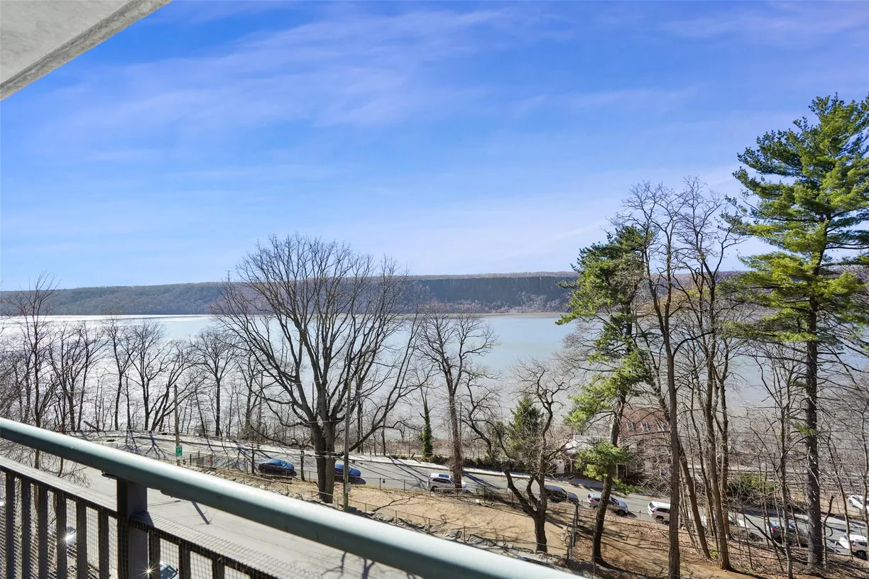 Westchester Real Estate | View 1020 Warburton Avenue, 6C | 1 Bed, 1 Bath
