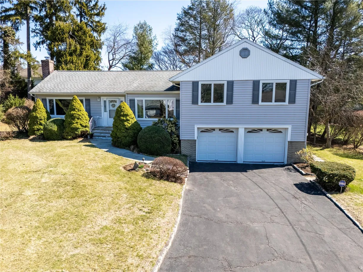 Westchester Real Estate | View 9 Mohegan Lane | 3 Beds, 2 Baths