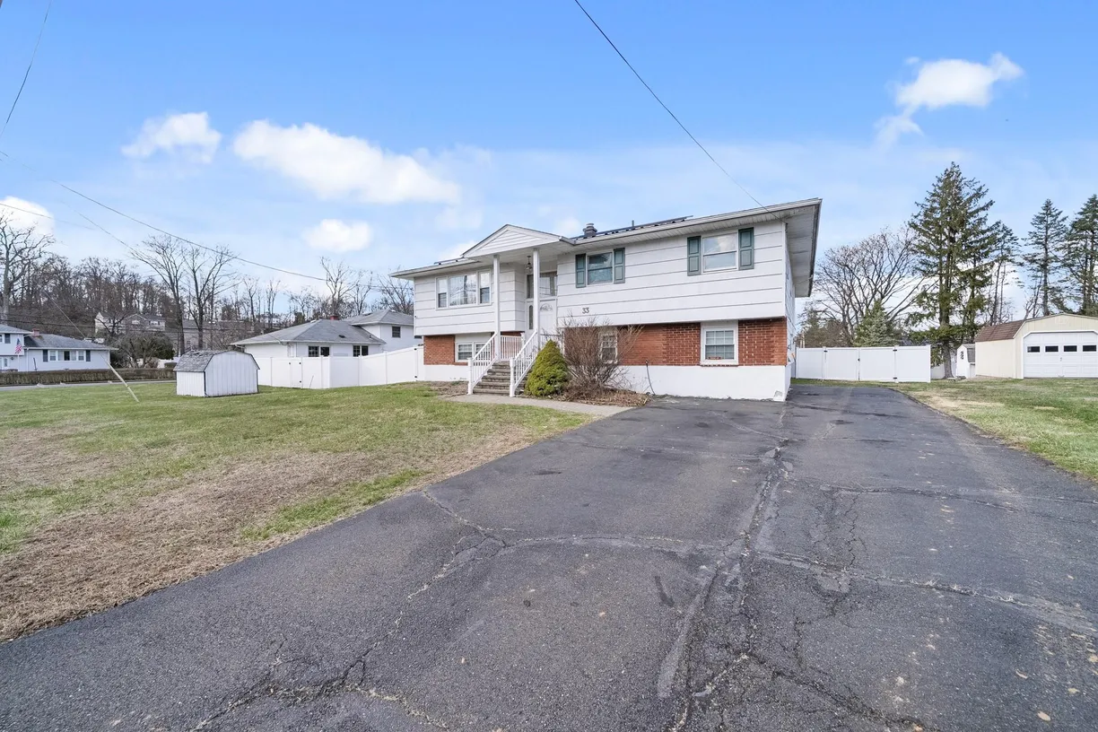 Rockland/Orange/NJ Real Estate | View 33 De Halve Maen Drive | 6 Beds, 3 Baths