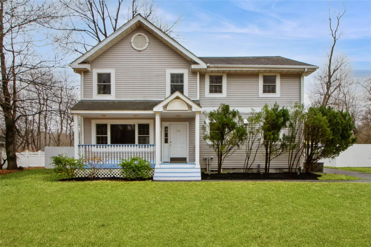 Westchester Real Estate | View 428 Saw Mill River Road | 3 Beds, 3 Baths