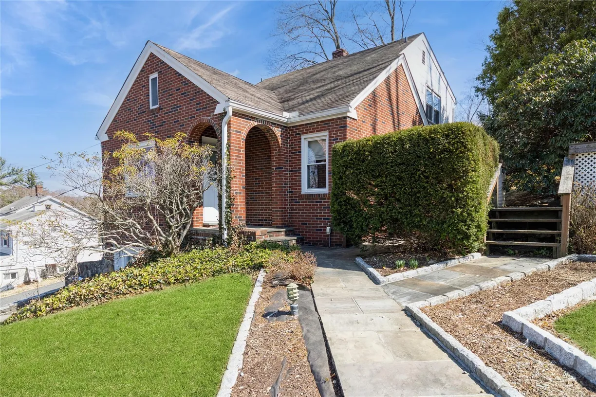 Westchester Real Estate | View 862 Linda Avenue | 3 Beds, 2 Baths