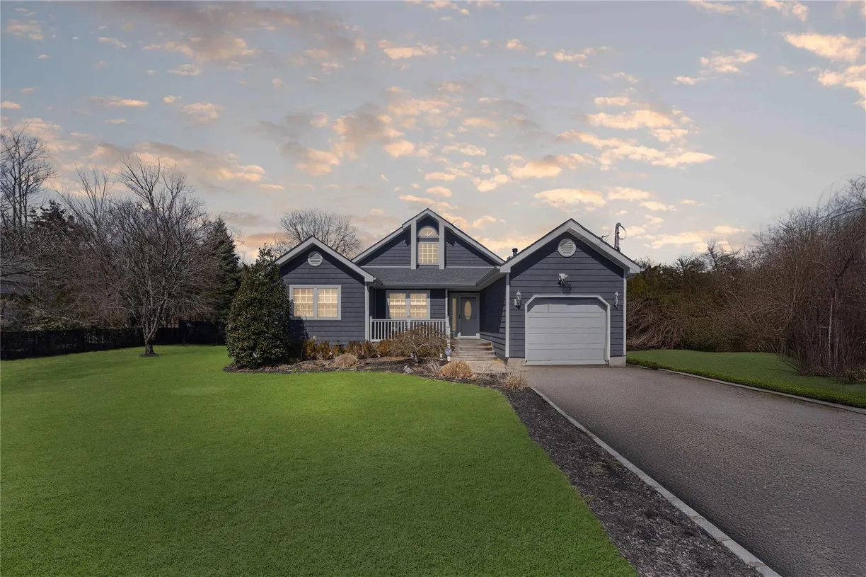 The Hamptons Real Estate | View 17 Woodlawn Avenue | 5 Beds, 3 Baths