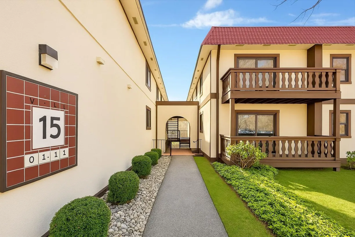 Westchester Real Estate | View 15 Granada Crescent, 10 | 3 Beds, 2 Baths