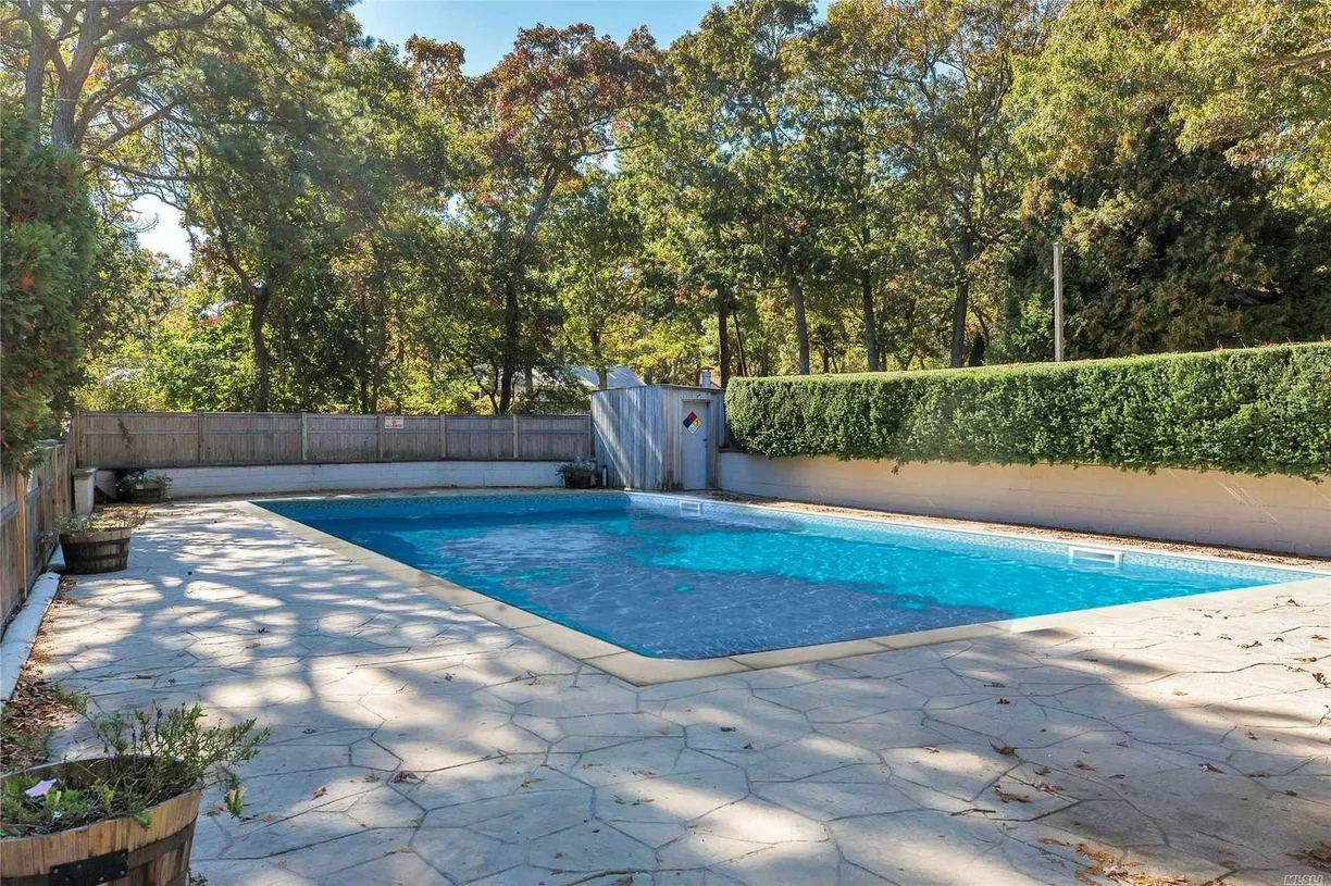 The Hamptons Real Estate | View 90 Springville Road, 14 | Listing