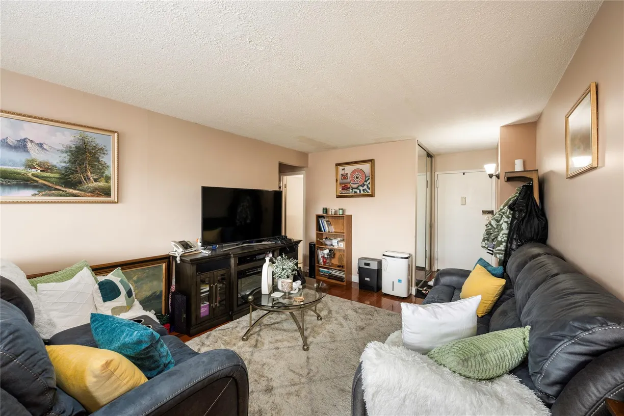 Westchester Real Estate | View 357 N Broadway, 2B | 2 Beds, 1 Bath