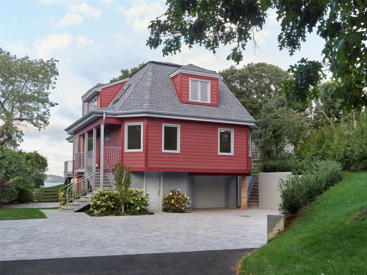 The Hamptons Real Estate | View 2 Sun Court Court | 5 Beds, 5 Baths
