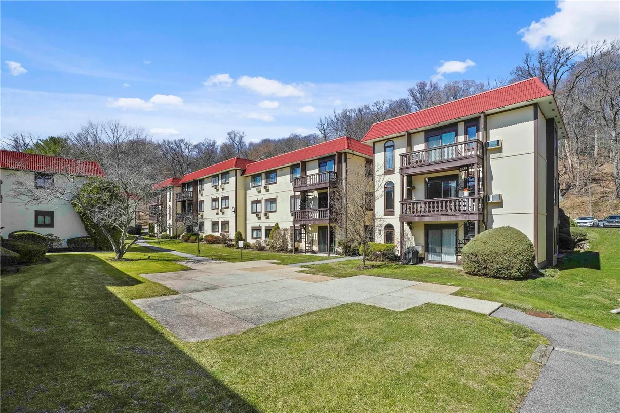 Westchester Real Estate | View 15 Granada Crescent, 6 | 3 Beds, 2 Baths
