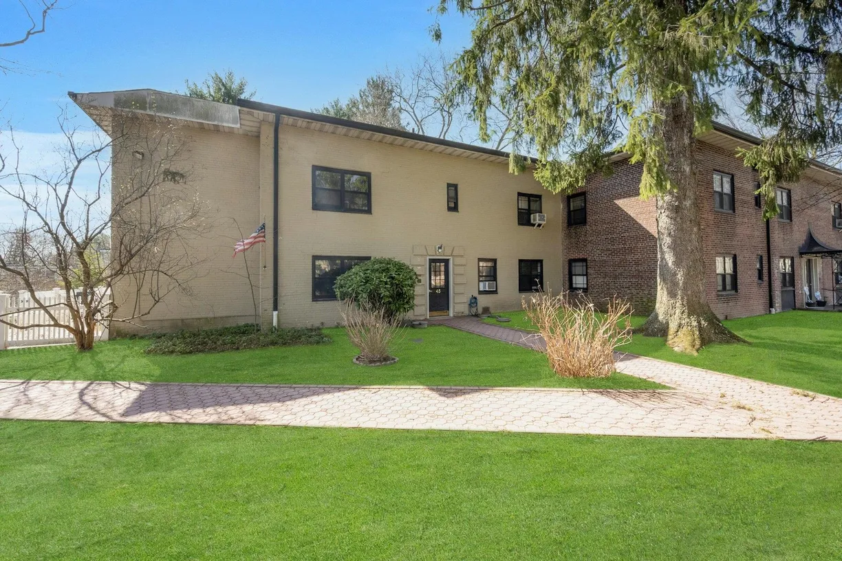 Westchester Real Estate | View 45 Manchester Road, 2R | 1 Bed, 1 Bath