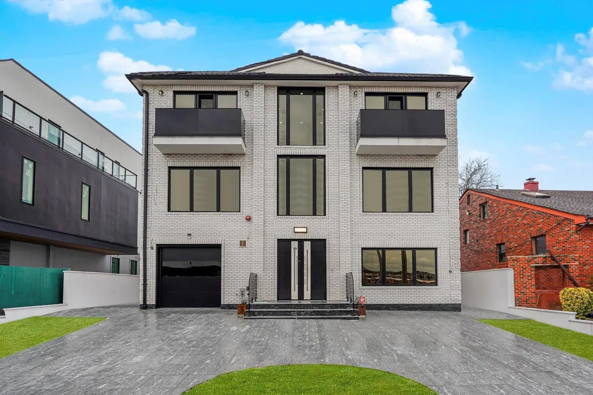 New York City Real Estate | View 86 Whitman Drive | 5 Beds, 3 Baths