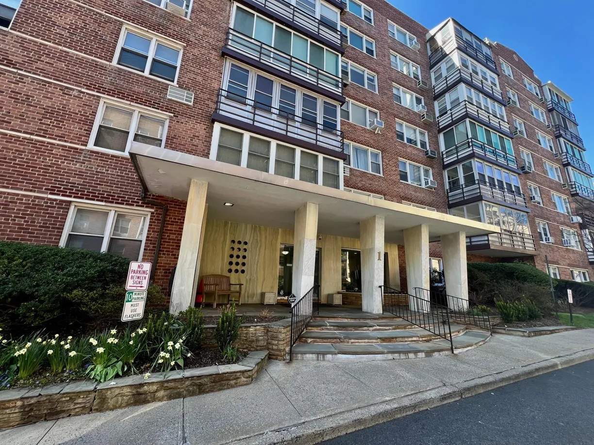 Westchester Real Estate | View 1 Washington Sq., 5B | 2 Beds, 2 Baths