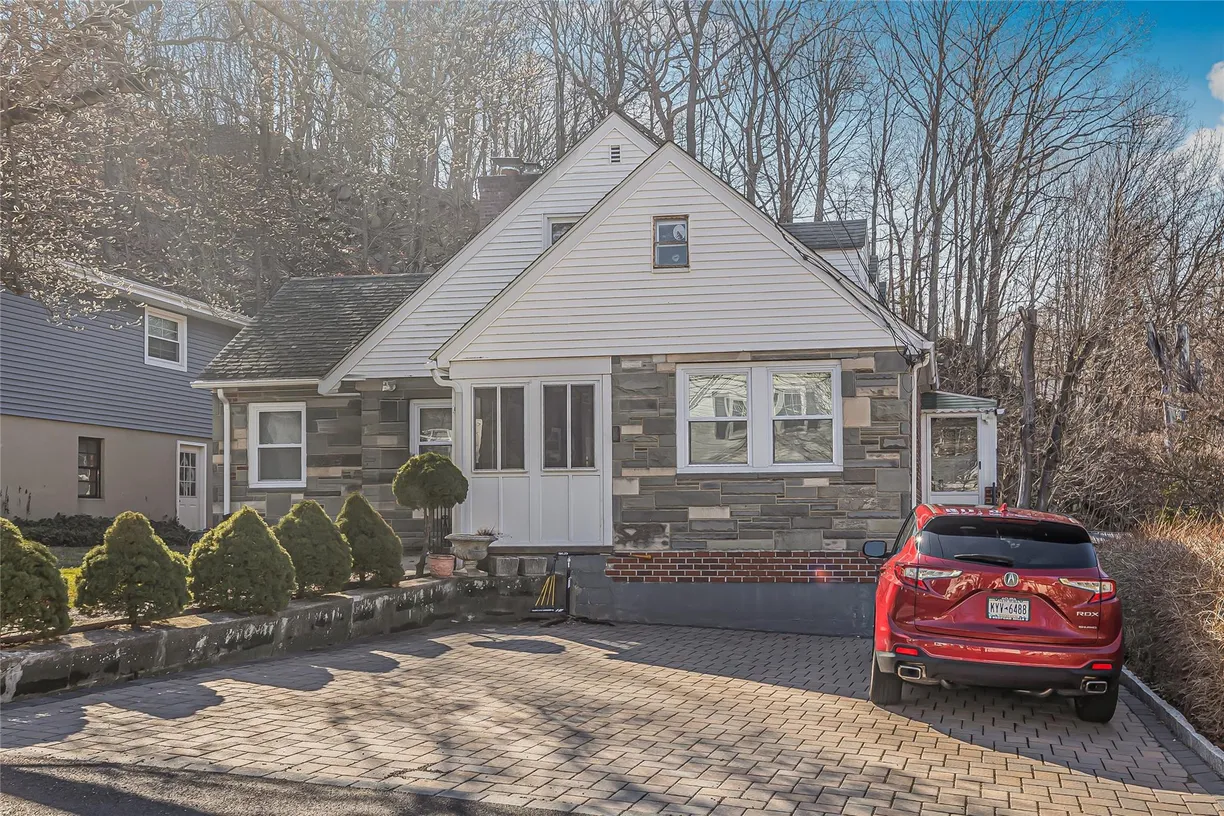 Westchester Real Estate | View 9 Emmalon  Avenue | Listing